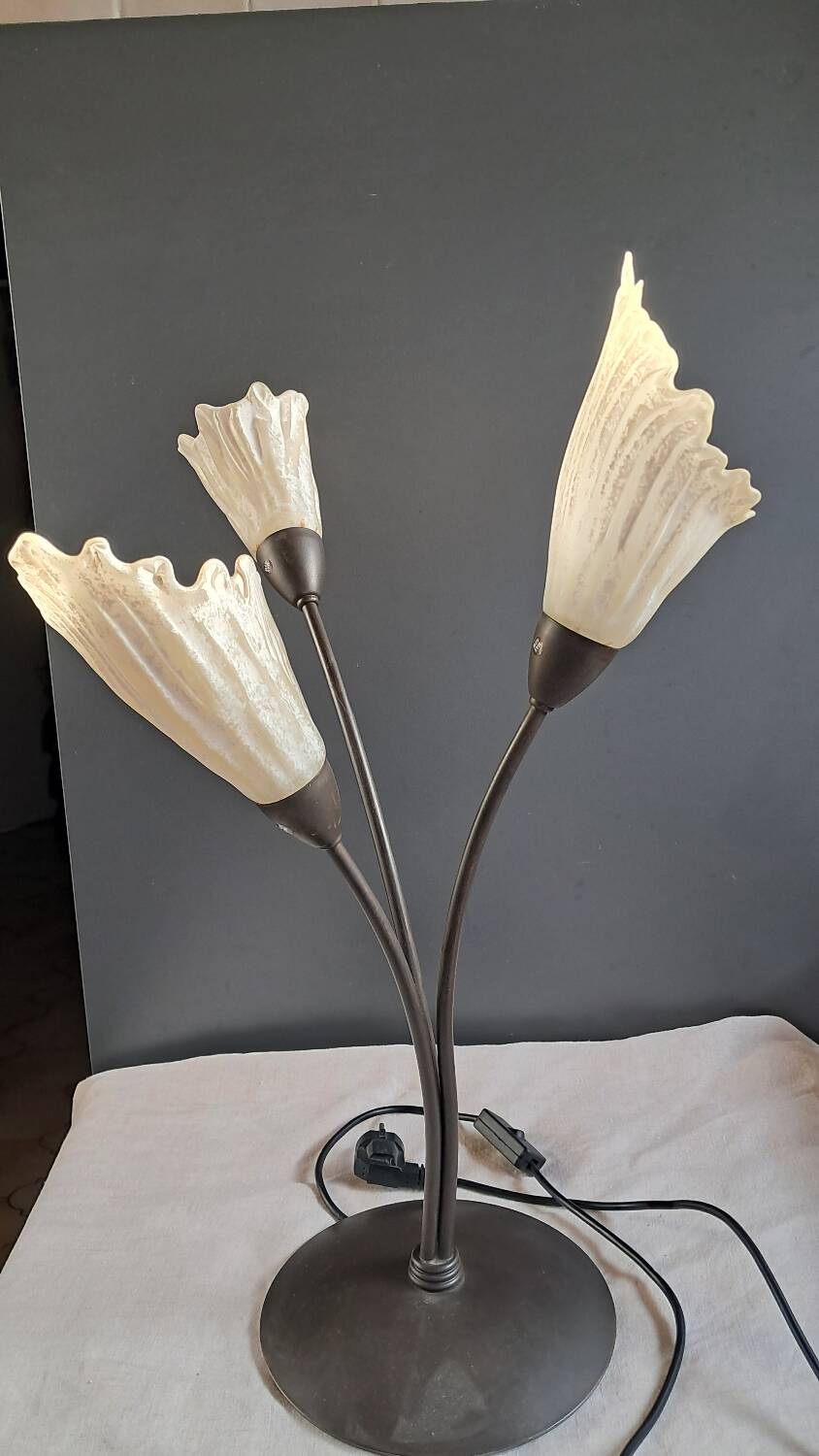 Triple flower lamp in metal and glass
