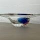 Bol décoratif en verre vintage, accents bleus, fabriqué en Italie.