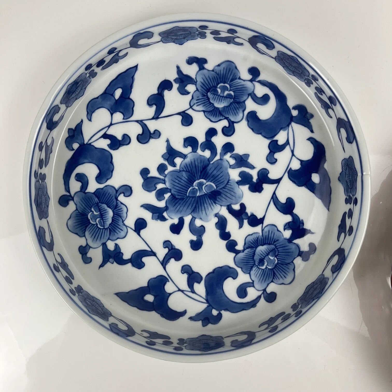 Set of 6 ceramic presentation plates in white and blue, floral pattern with woven wicker frame, 1970s/80s.