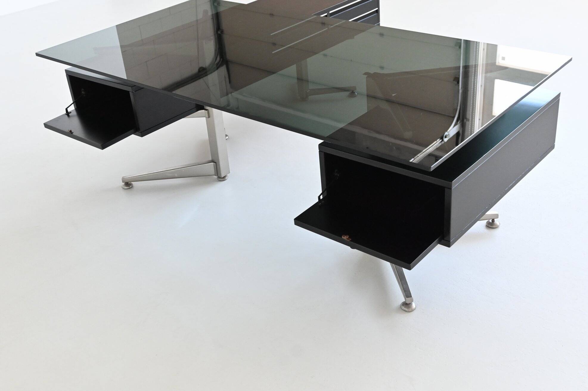Bureau d'angle exécutif Abbondinterni en acajou et verre, Italie, 1970