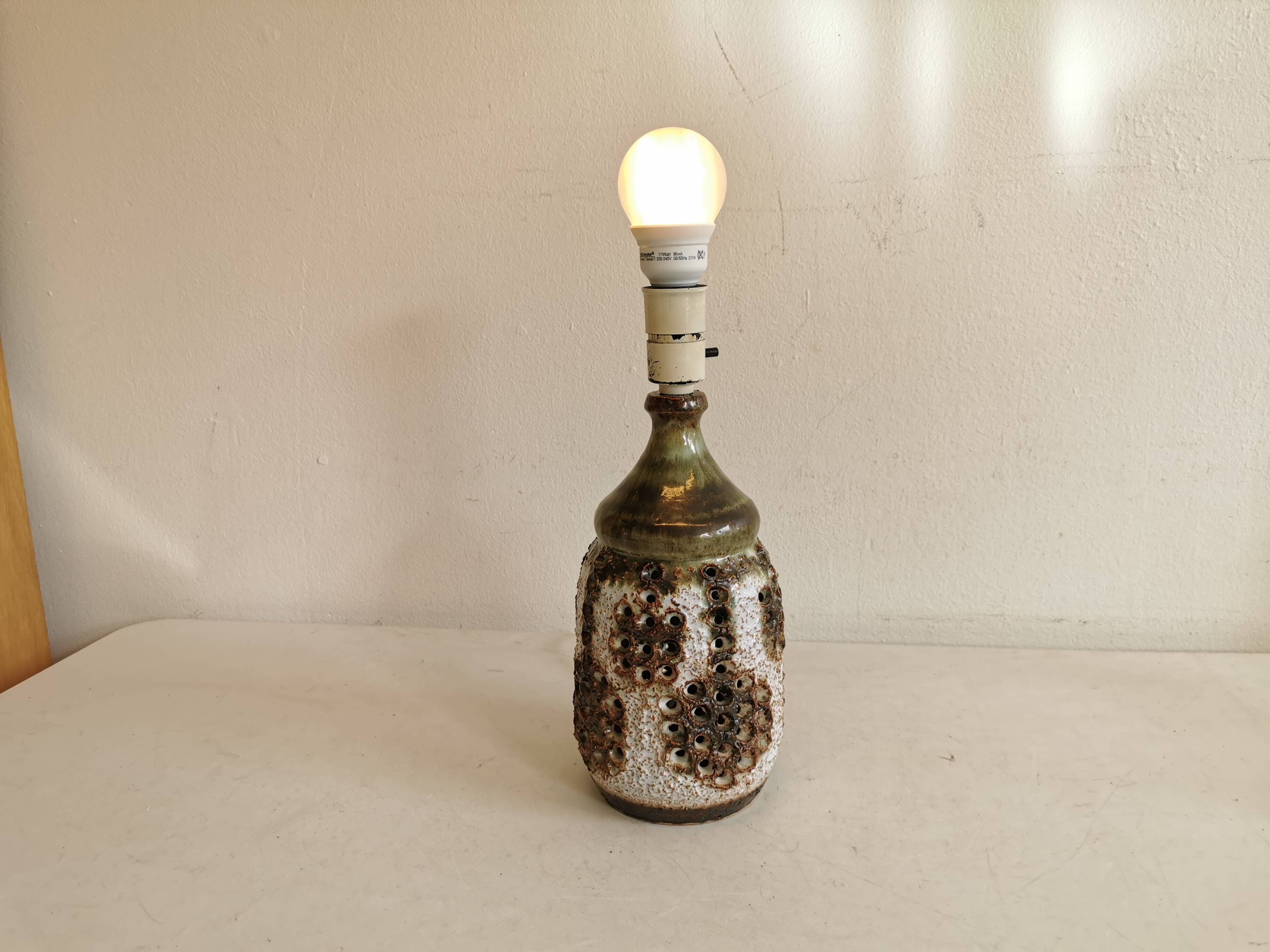 Lampe de table danoise en céramique, avec base perforée et belle glaçure.