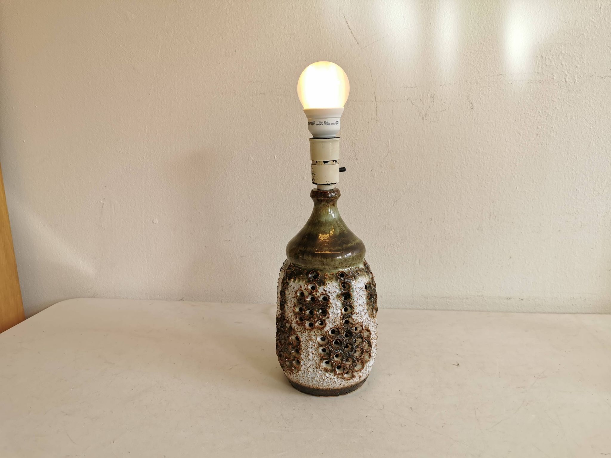 Lampe de table danoise en céramique, avec base perforée et belle glaçure.