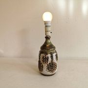 Lampe de table danoise en céramique, avec base perforée et belle glaçure.