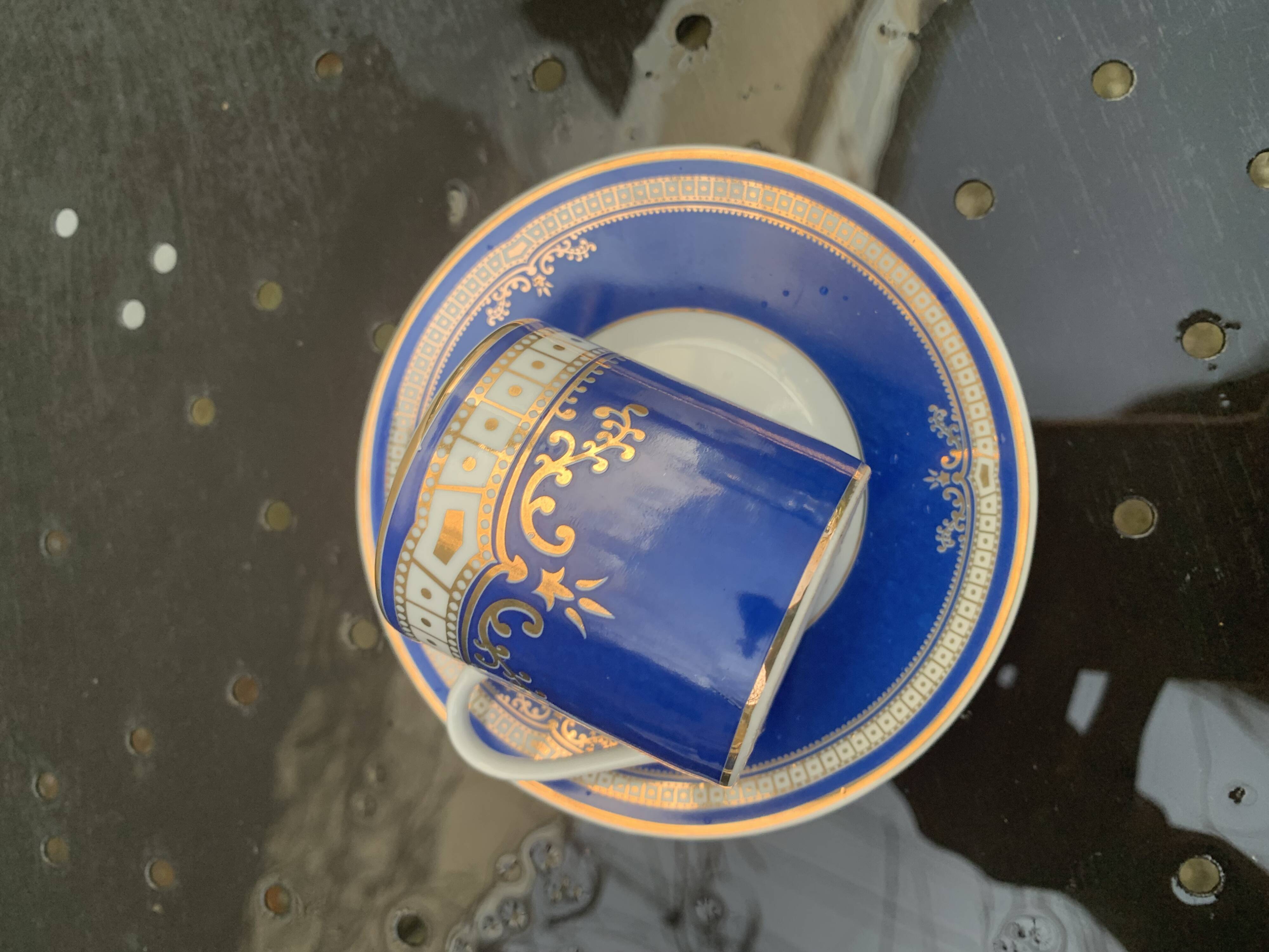 Porcelain coffee service, composed of 12 pieces, 6 cups and 6 saucers, royal blue color