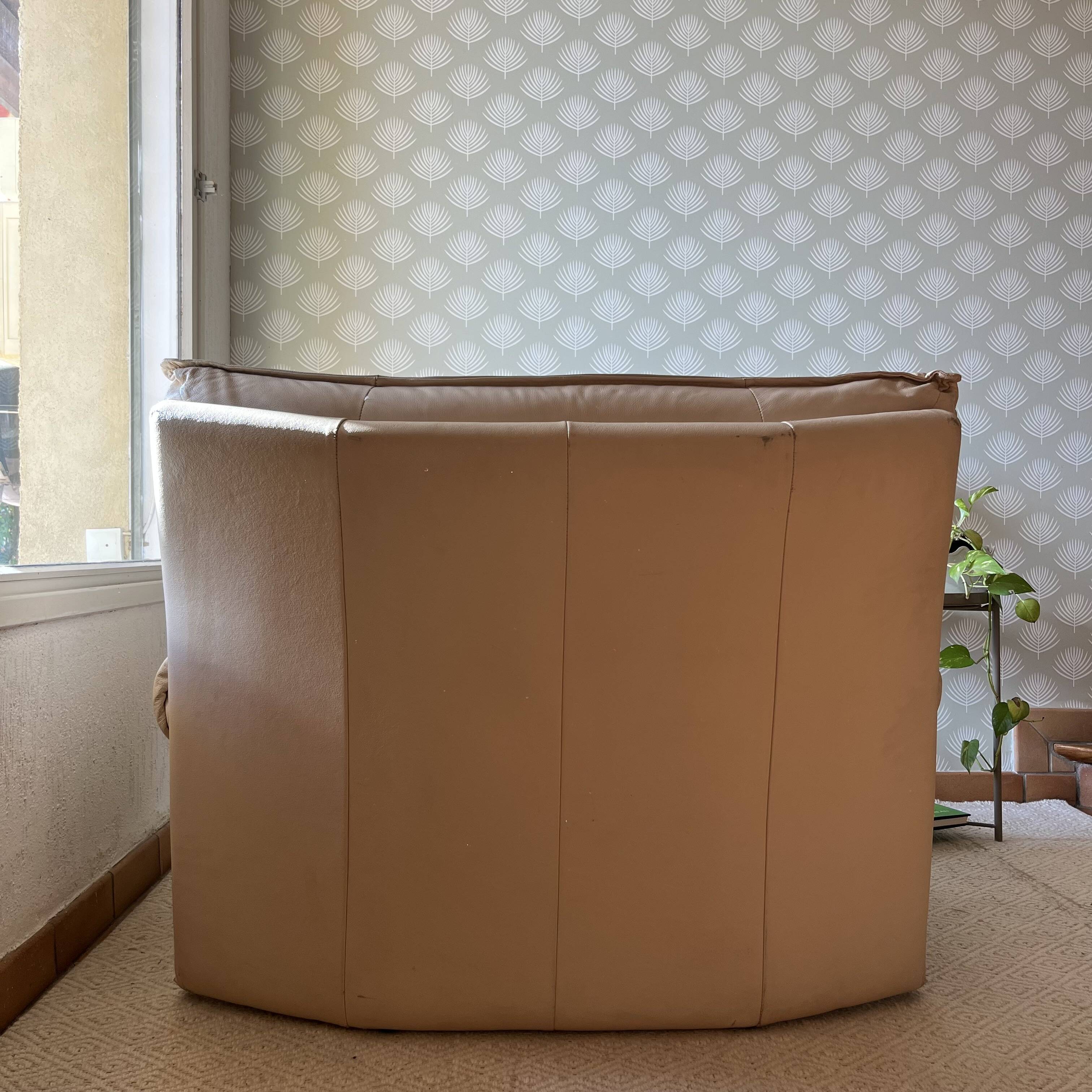 Fauteuil / Causeuse vintage cuir beige avec structure métal