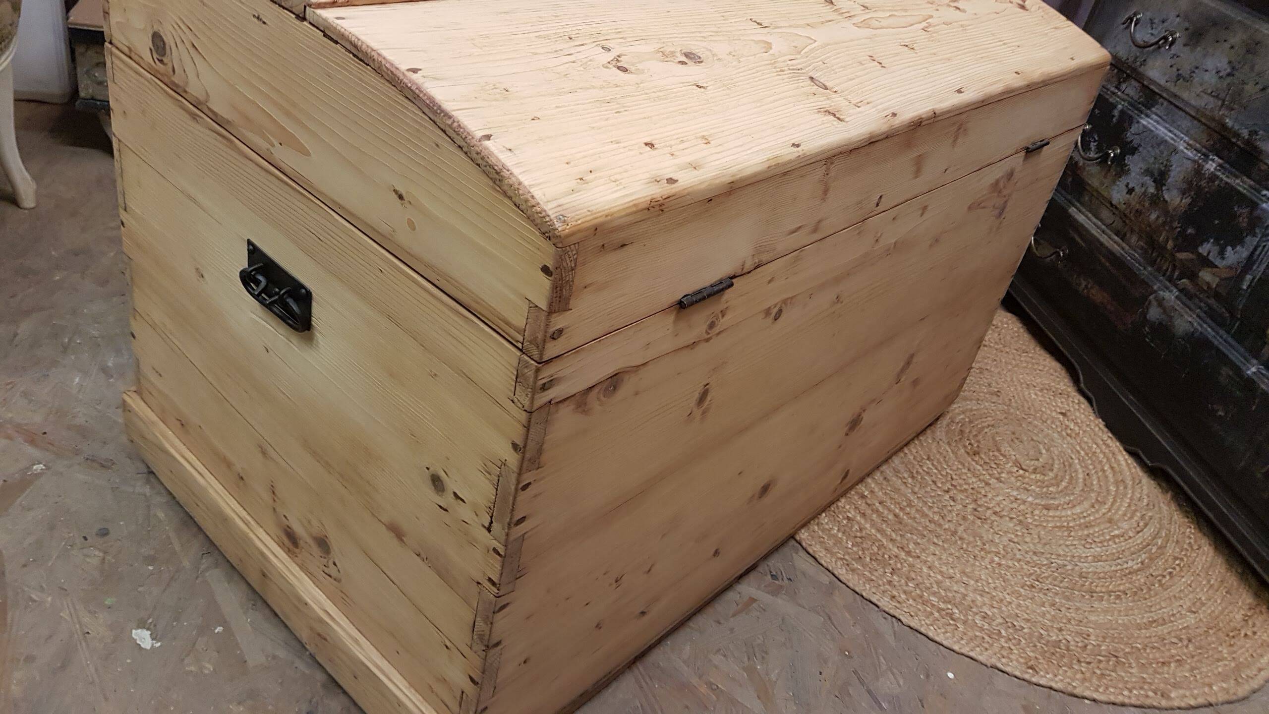 Old curved travel trunk, in pine, stripped 98x60x65