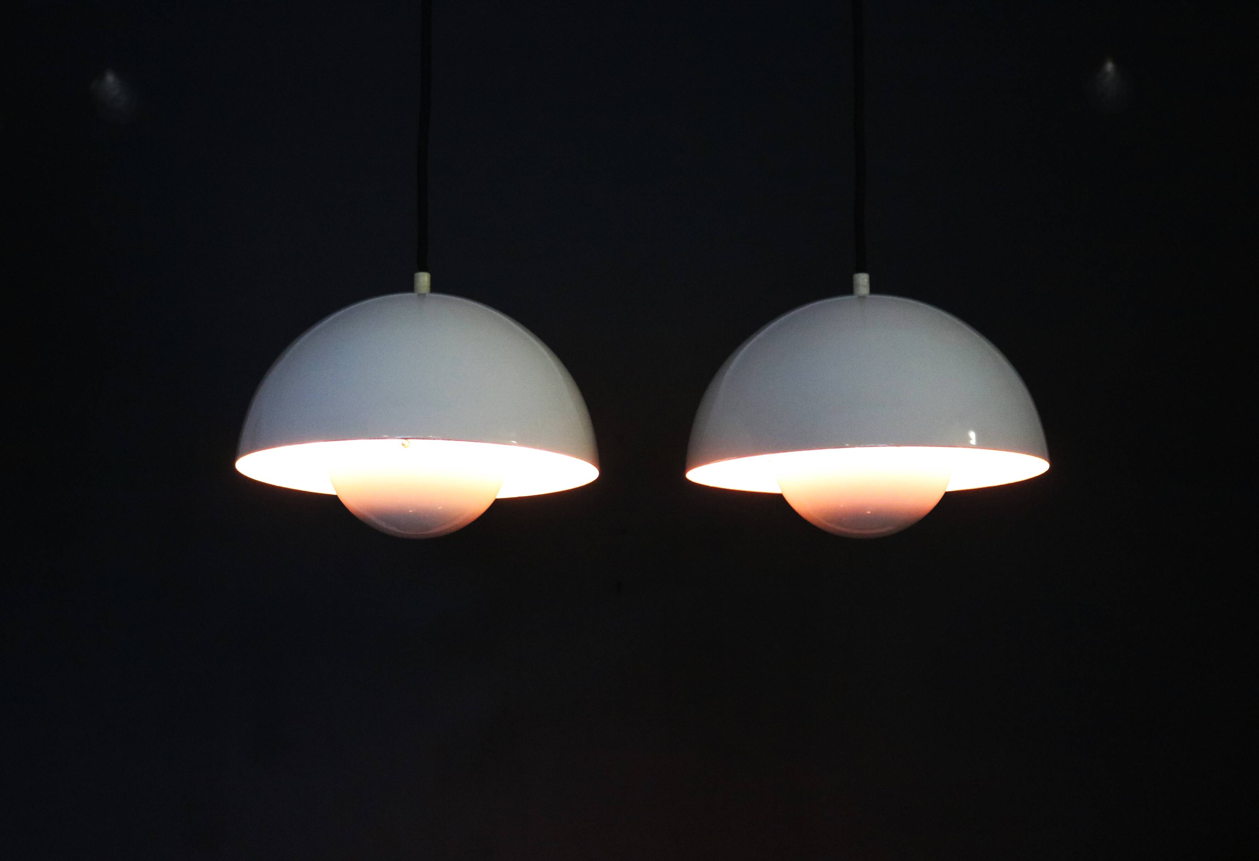 Iconic pair of VP1 white enamel flowerpot lamps  - Verner Panton - 100 % original - Louis Poulsen