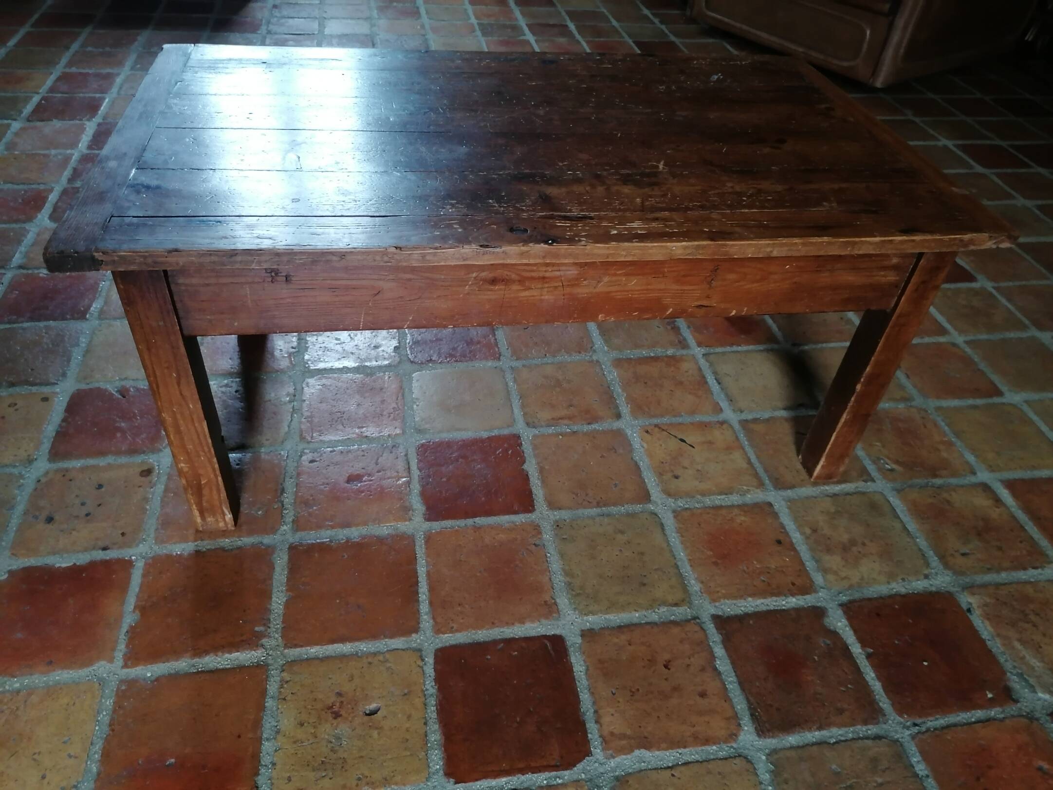 Solid wood coffee table with drawer