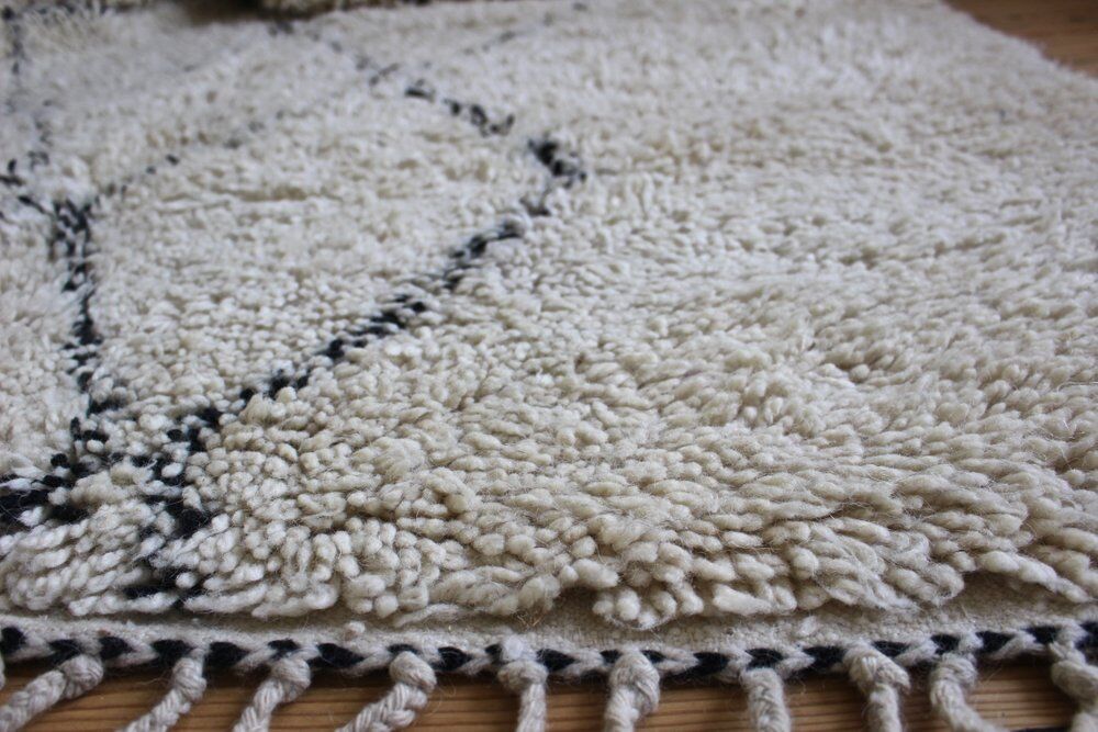 Beni ouarain tribe Marmoucha Berber carpet woven to the Morocco  238x165cm