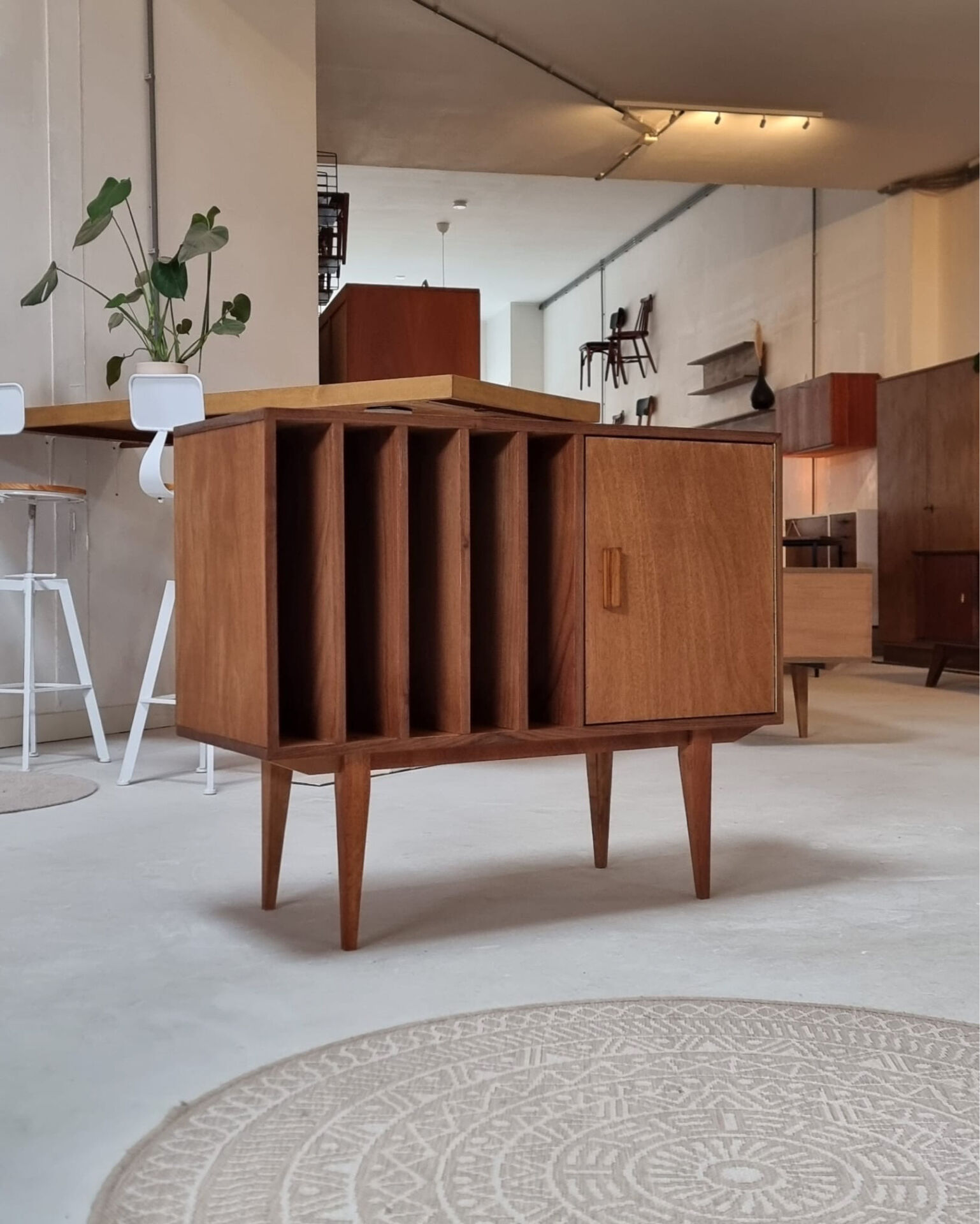 Vidar record cabinet