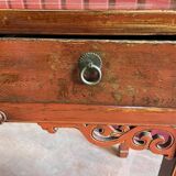 Red lacquer desk, Qing period of the XIXth century, opening to three drawers