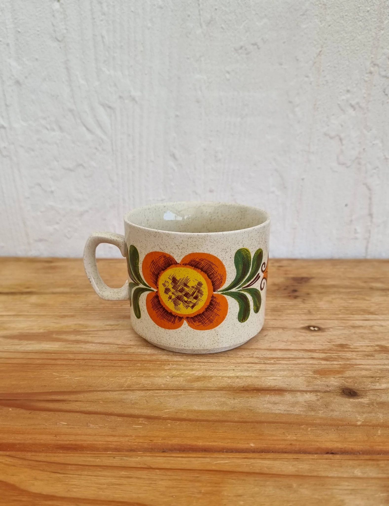 A pair of vintage Weidmann cups with an orange flower motif from the 1970s.