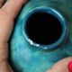 Vase bleu boule origami en céramique ancien