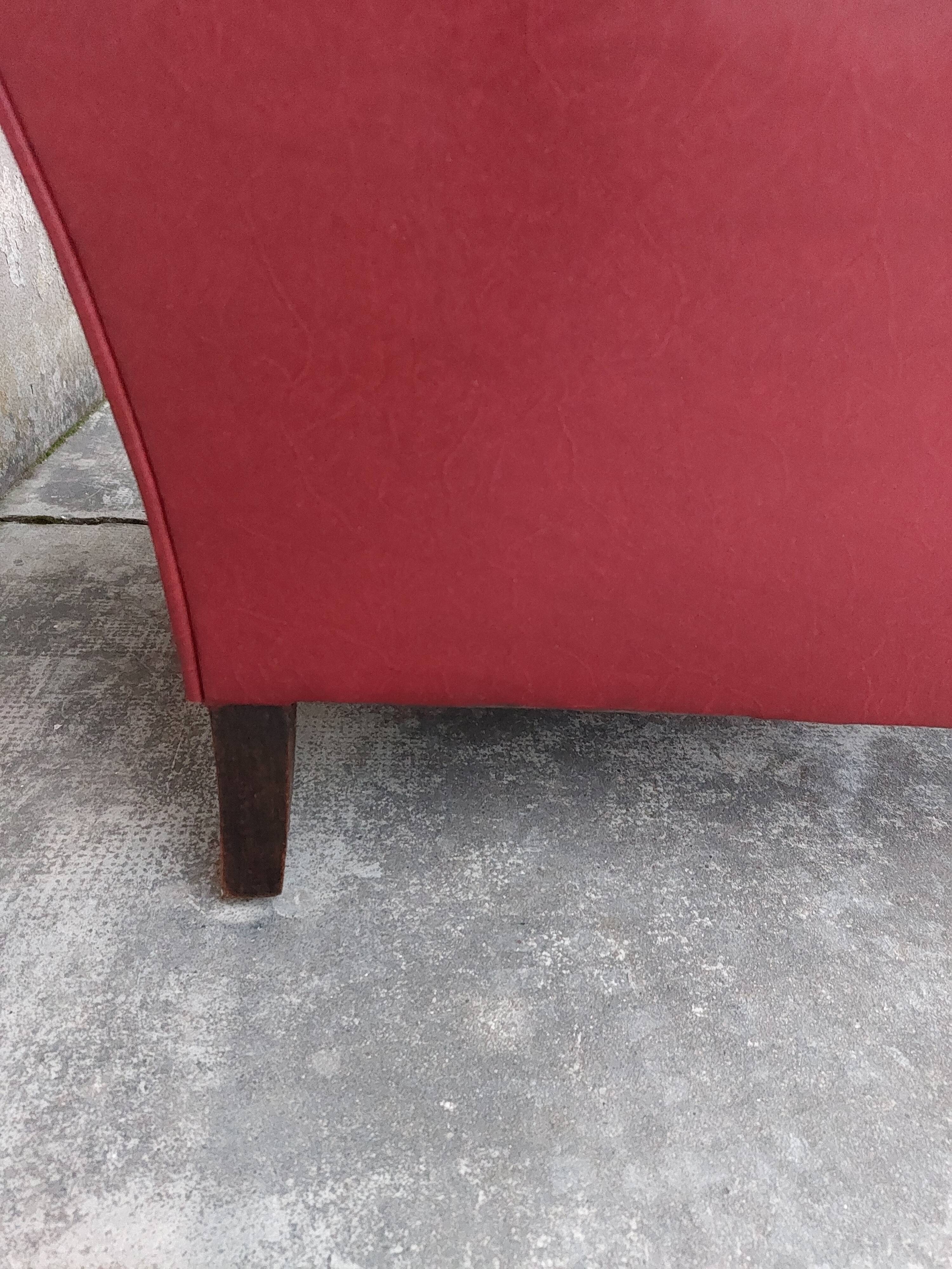 Paire de fauteuils club en simili cuir 1950