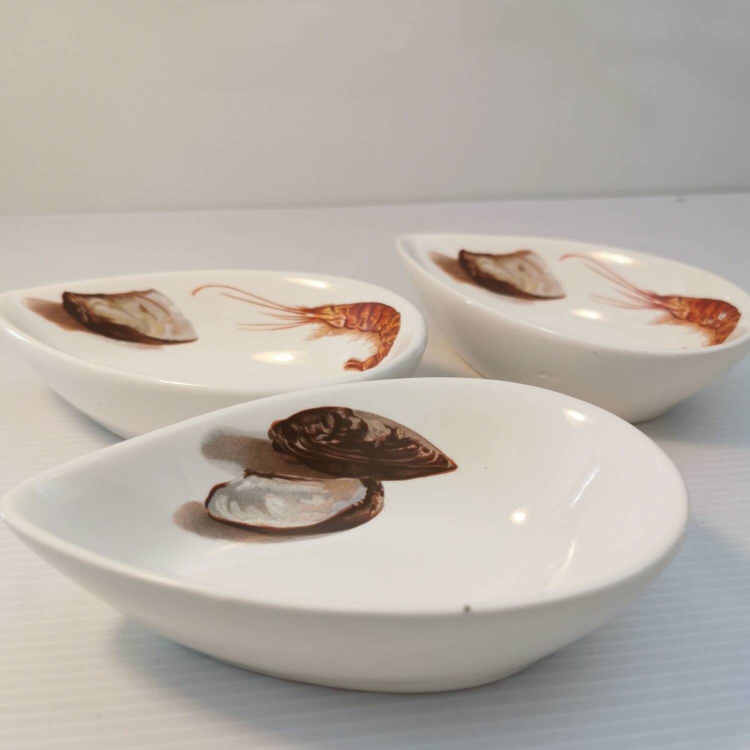 Set of 3 vintage 70s bowls with shellfish motifs. Glazed porcelain