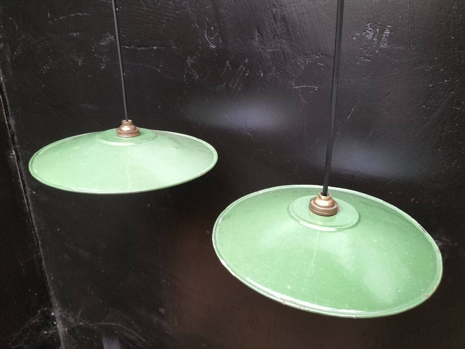 2 enamelled sheet metal suspensions