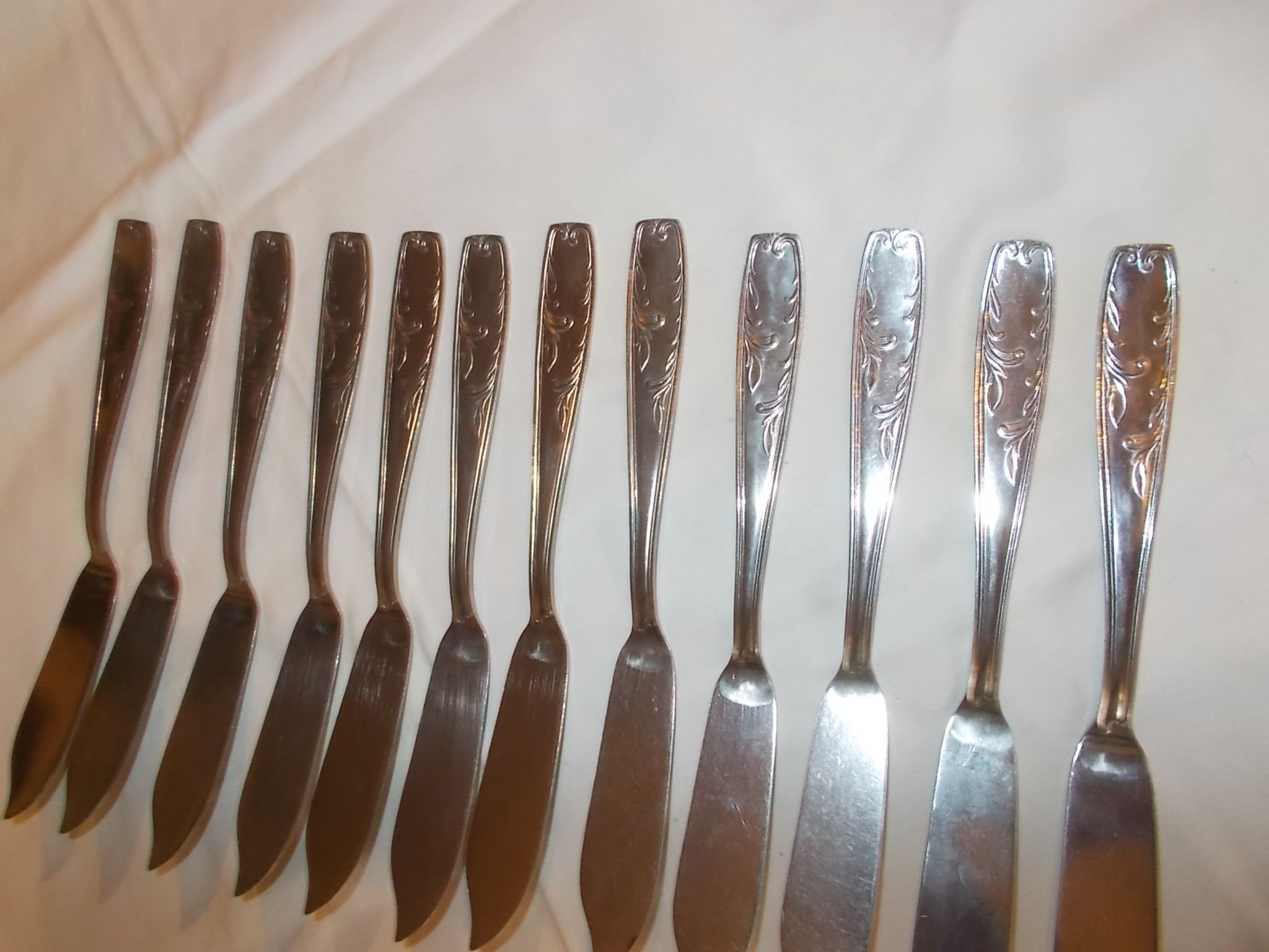Lot of 12 metal fish cutlery sets.