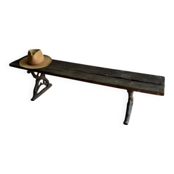 Banc de jardin ancien en bois brun foncé et fonte noire avec assise en bois massif patiné