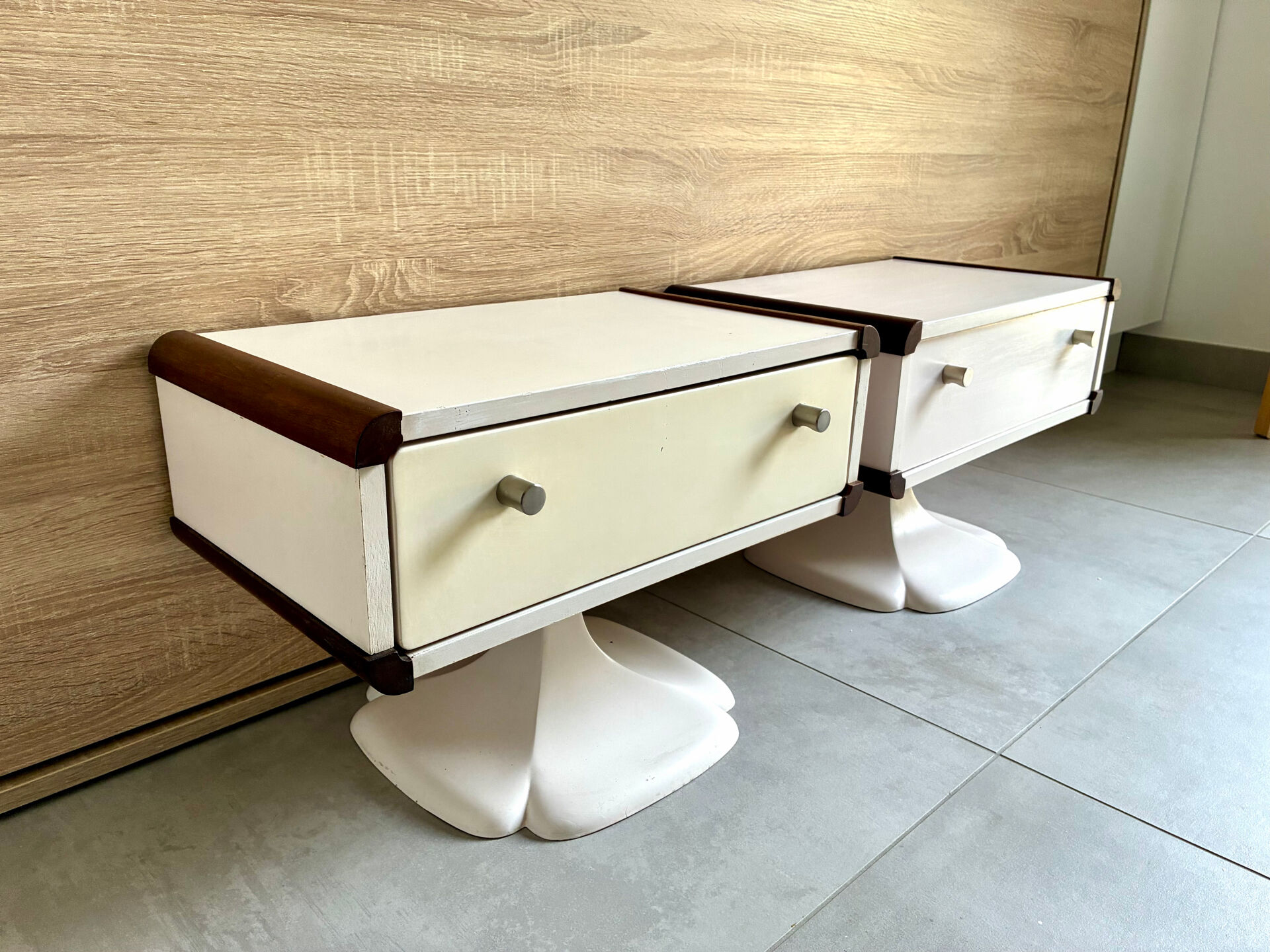 Paire chevets pied trèfle Gautier, 1970