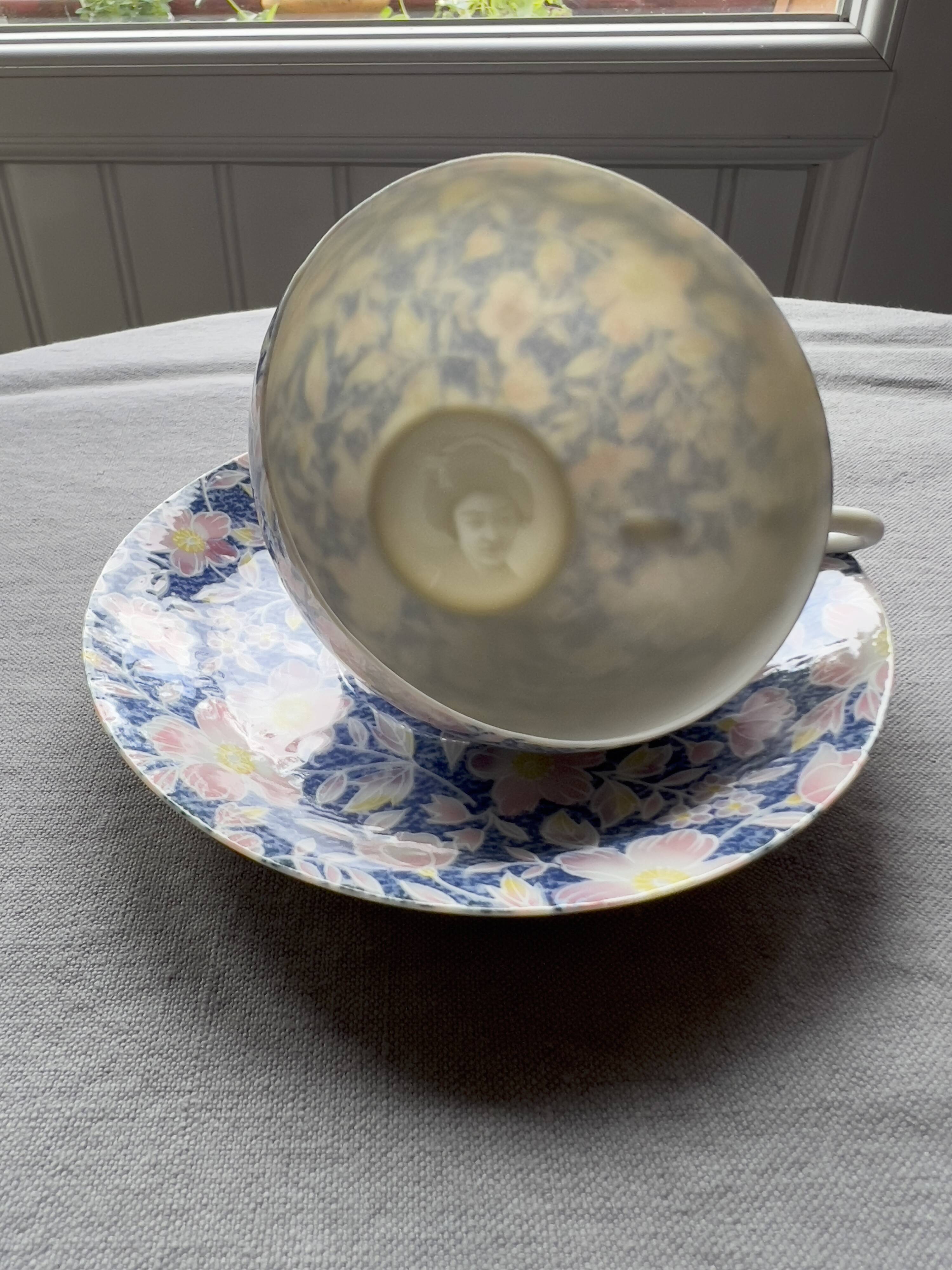 Tea cup and saucer in fine japanese porcelain