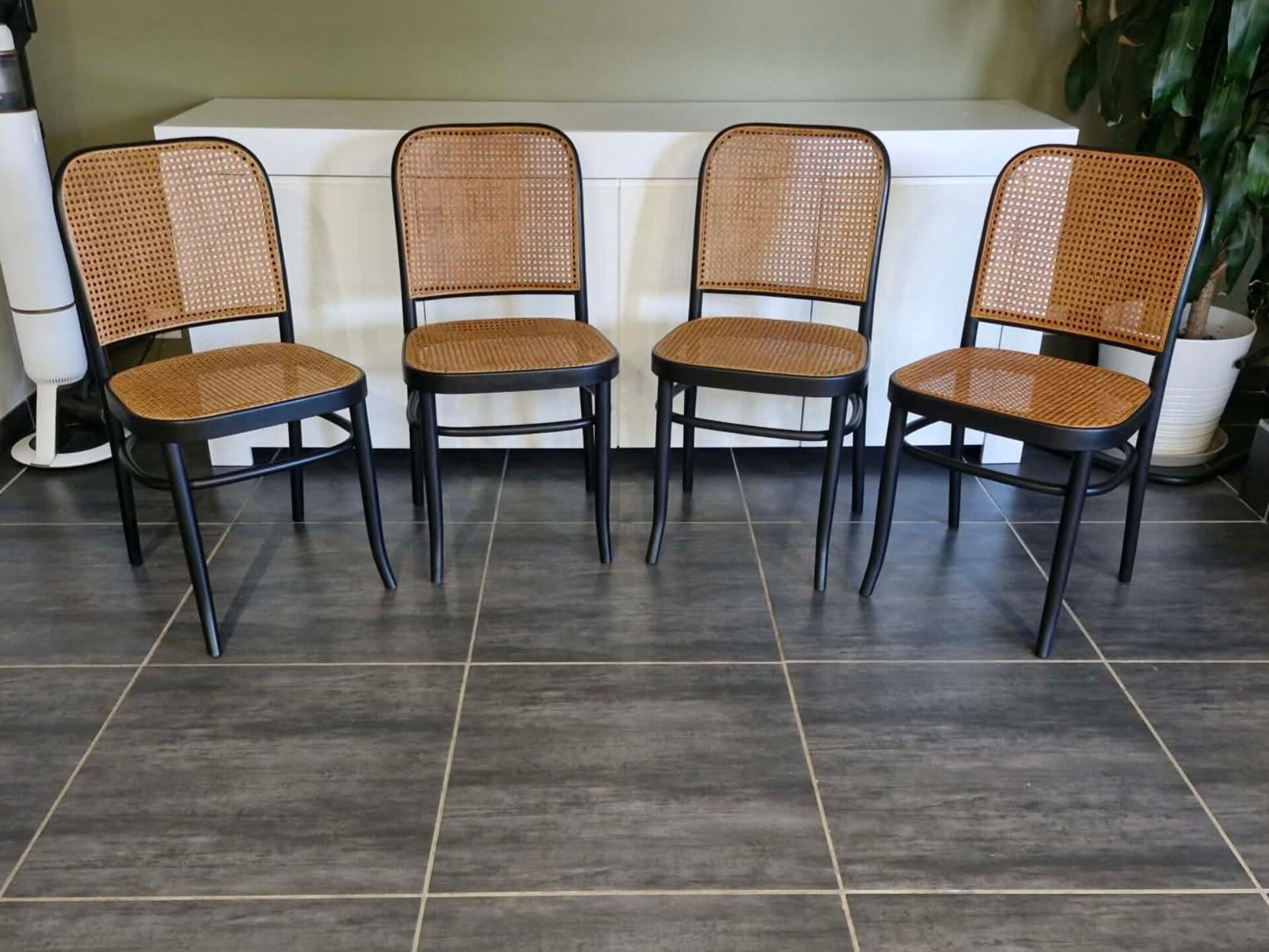 Lot de 4 chaises n°811 d’après Hoffmann, années 1990