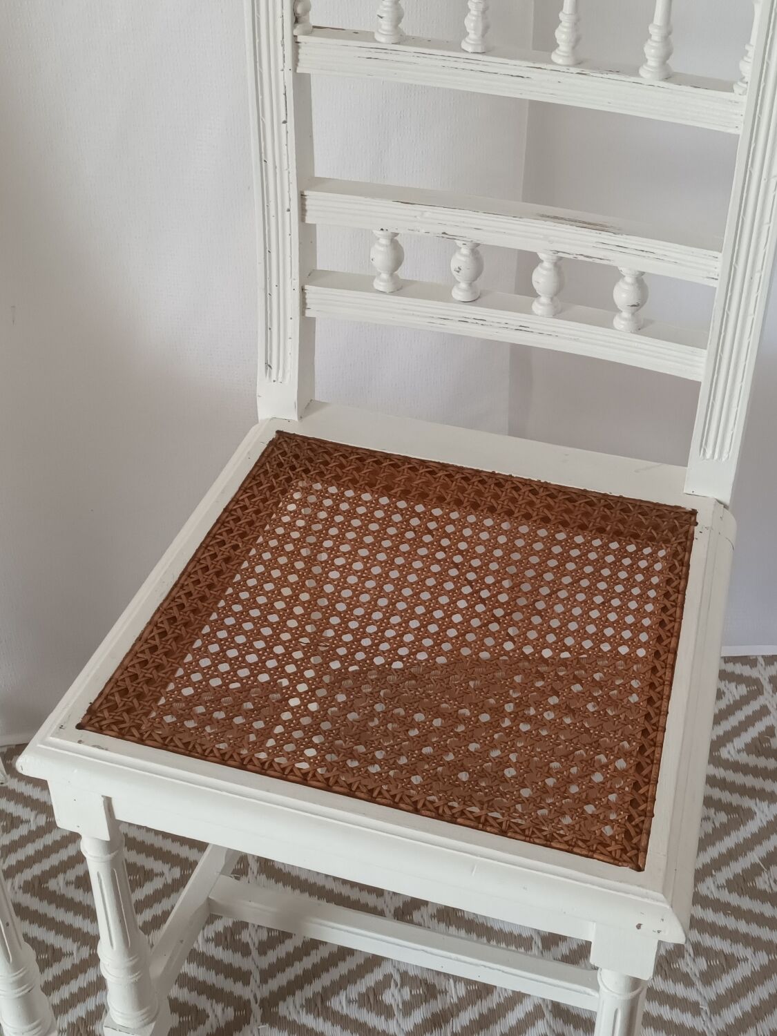 Paire de chaises Henri II blanches cannage