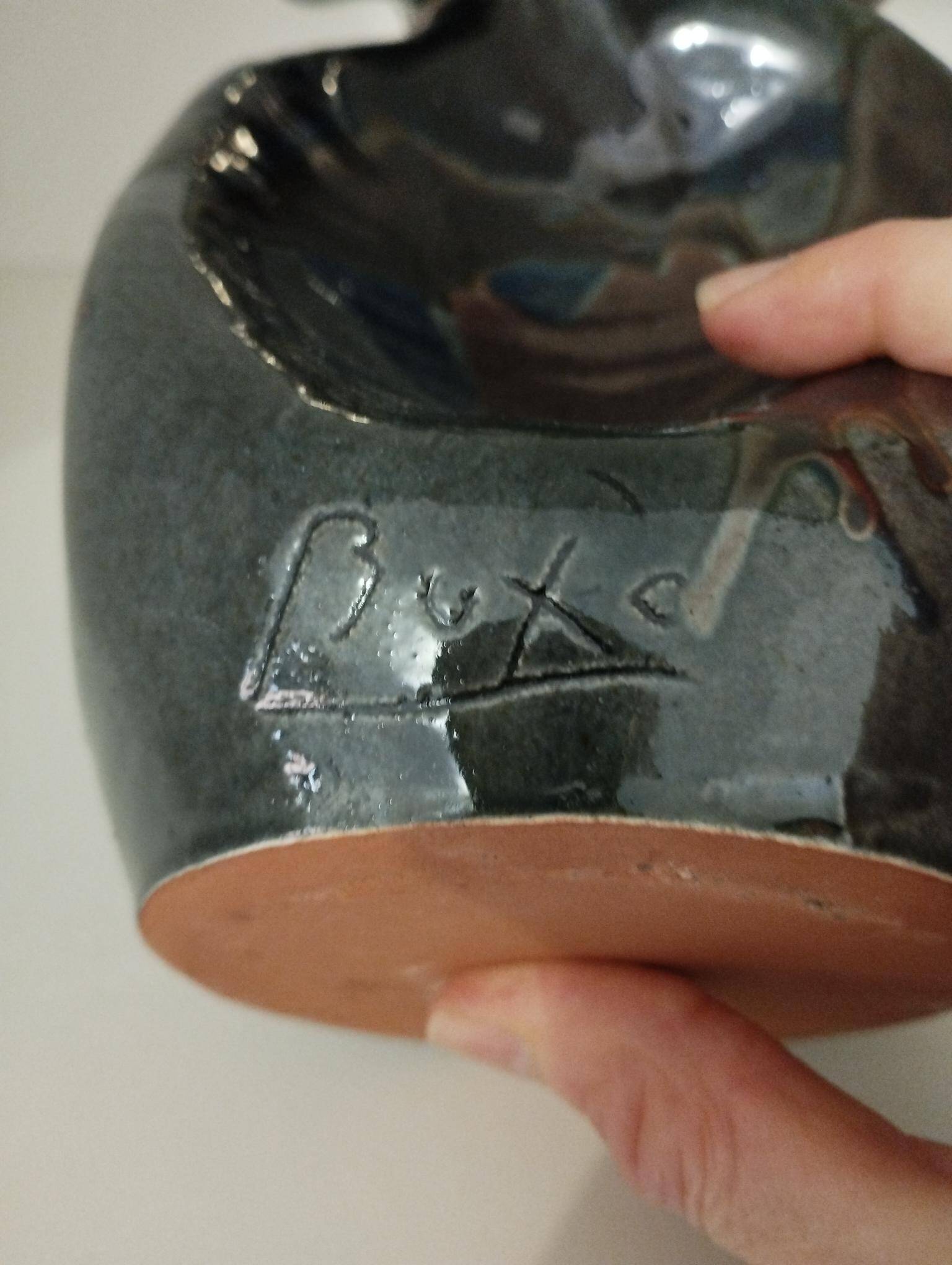 Vase émaillé signé par Thomas Buxo de forme libre asymétrique