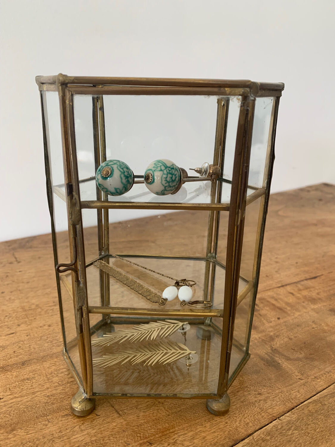 Petite vitrine vintage en verre et laiton