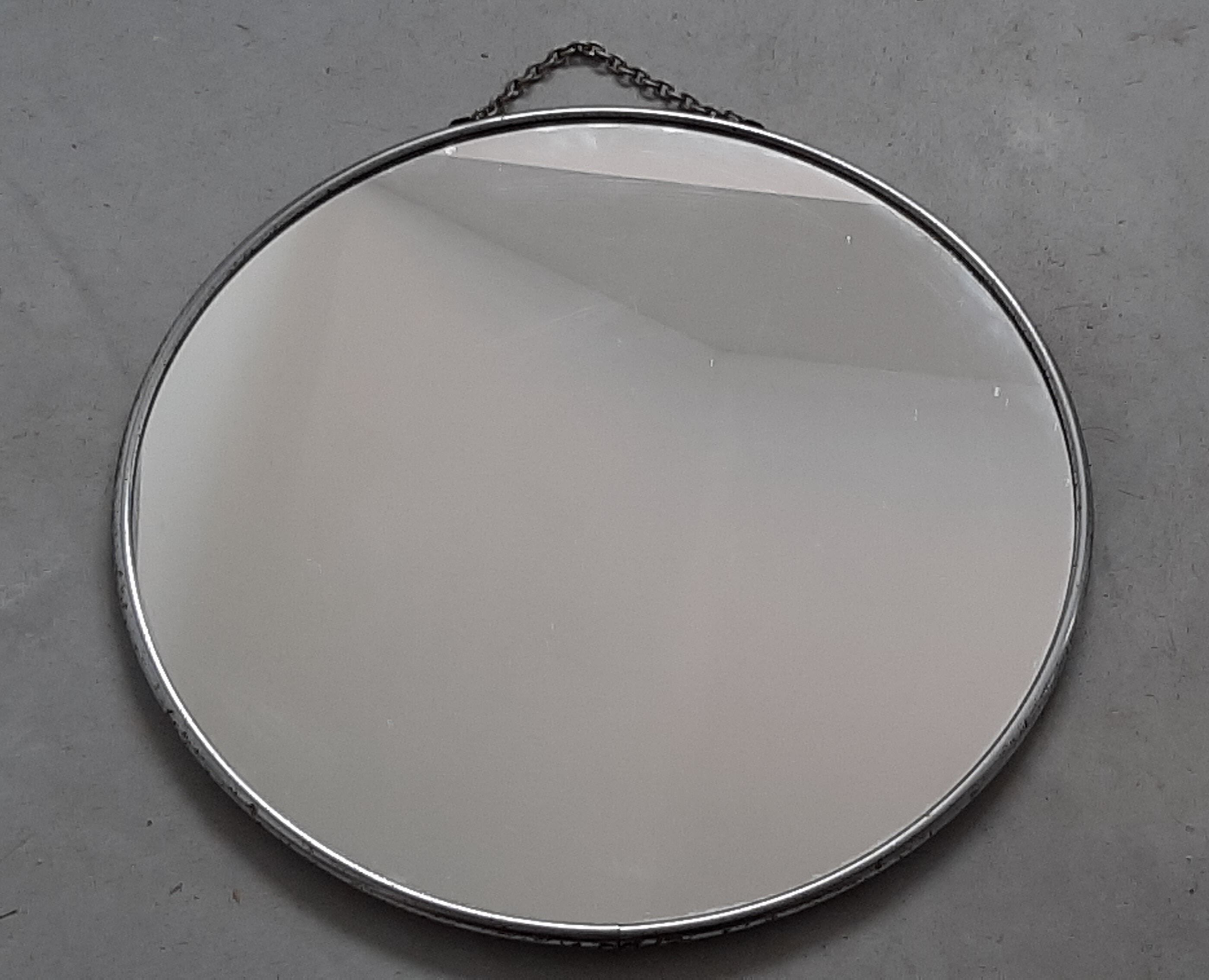 Round barber mirror with chain 29cm