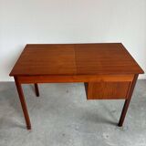 Bureau vintage avec coiffeuse