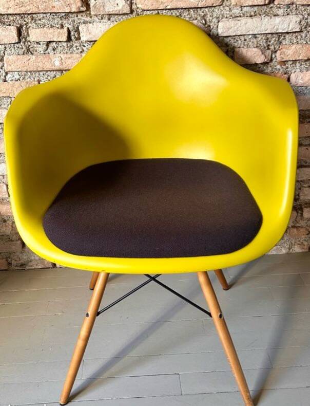 Lot de fauteuils eames vitra avec accoudoirs (6)