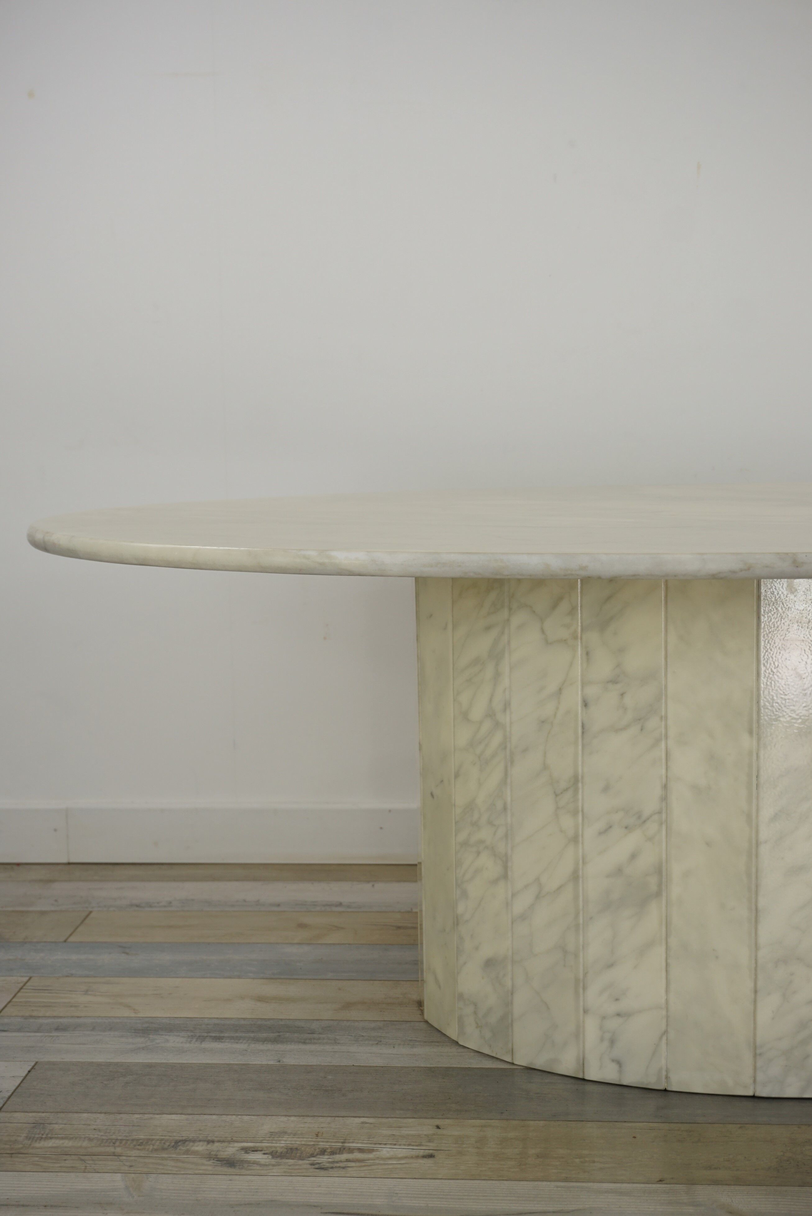 Oval coffee table in Italian-designed marble from the 1970s