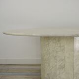 Oval coffee table in Italian-designed marble from the 1970s