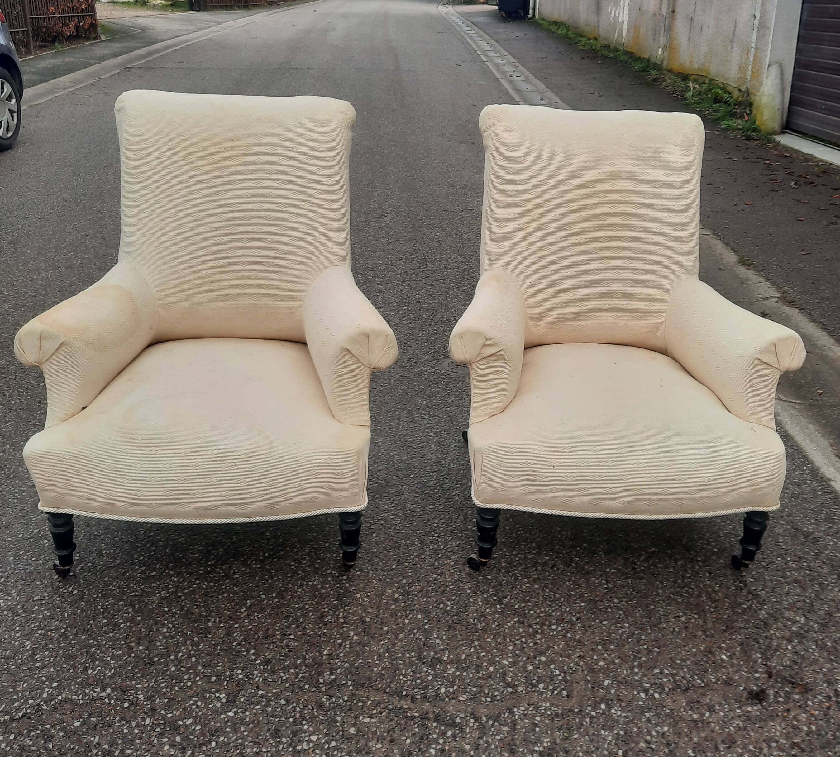 Paire de fauteuils en tissu écru et bois