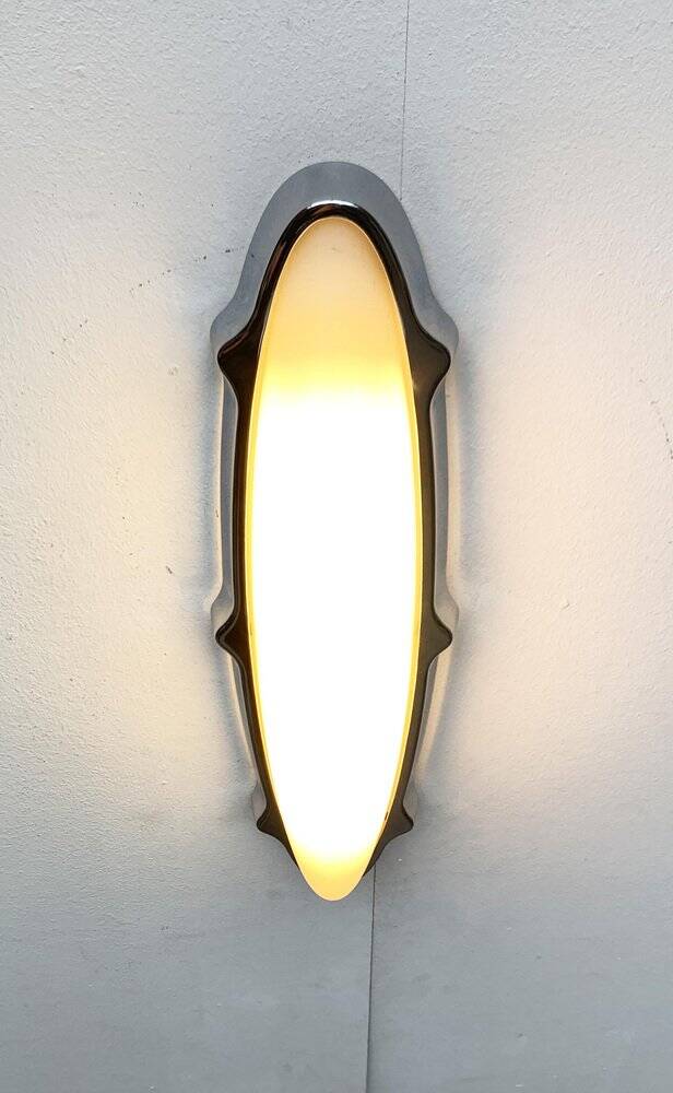 Geco wall light for indoor and outdoor use, postmodern Italian design by Luciano Pagani and Angelo Perversi for Arteluce, 1990s.
