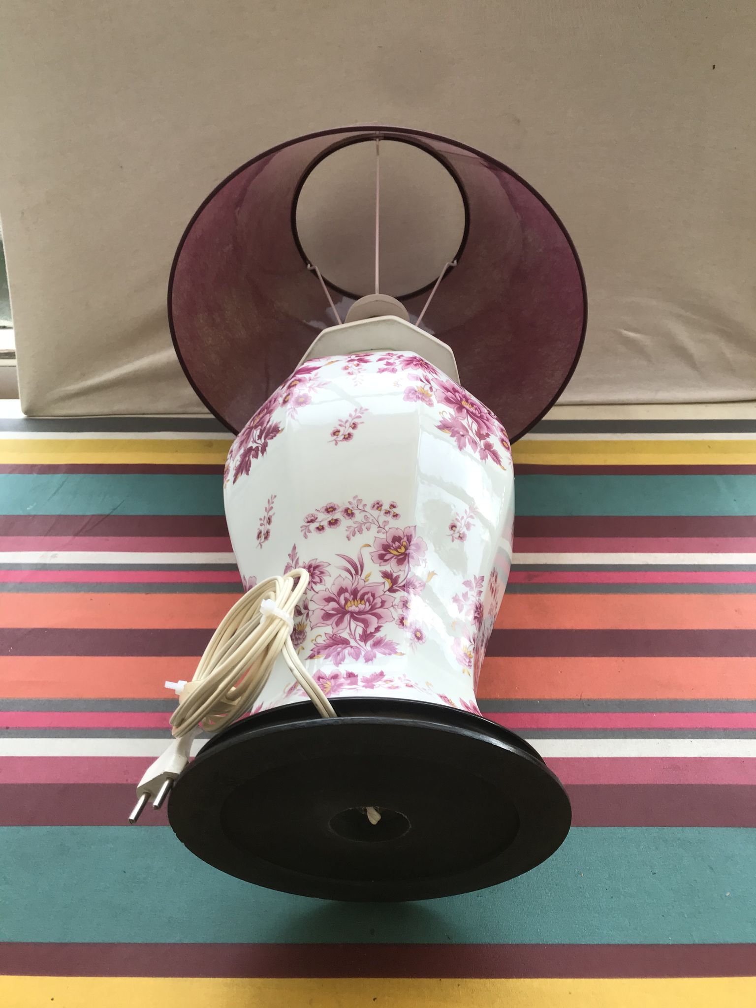 Lampe potiche porcelaine dessin fleurs avec abat-jour violet vintage