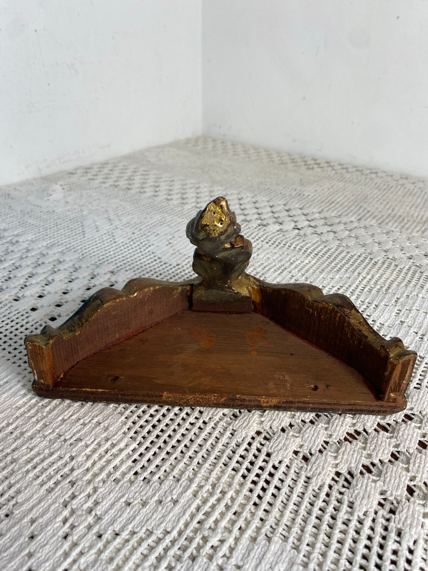 Small baroque-style console in gilded wood.