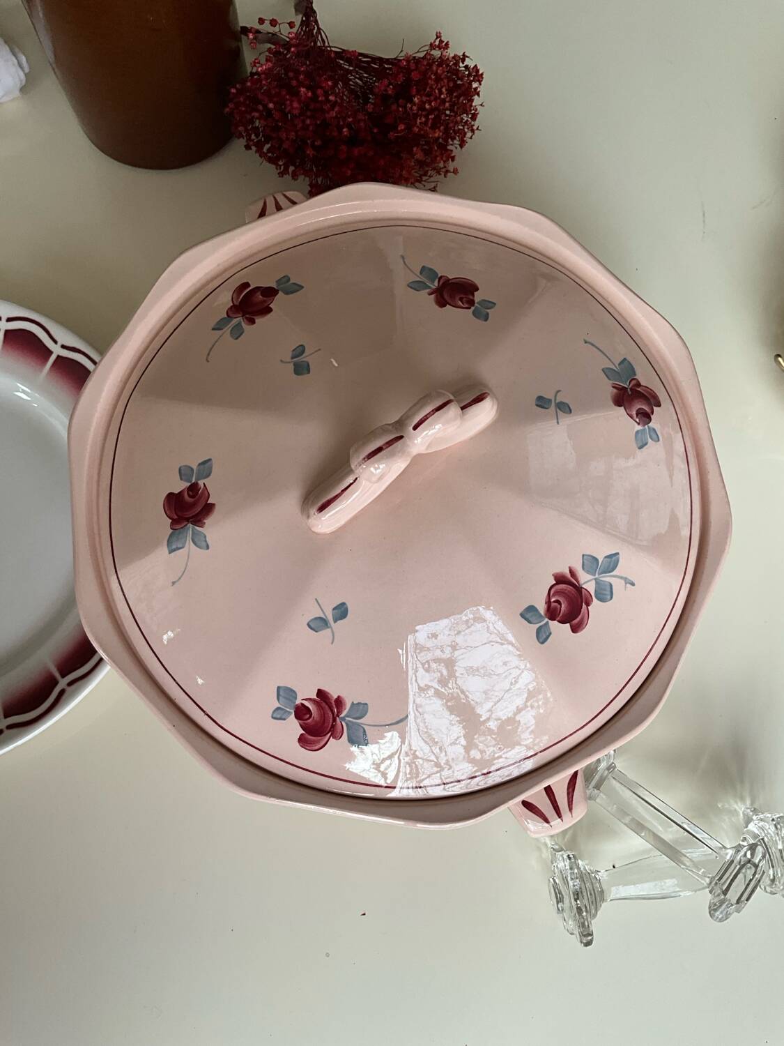 Saint Amand soup tureen, Pompadour model