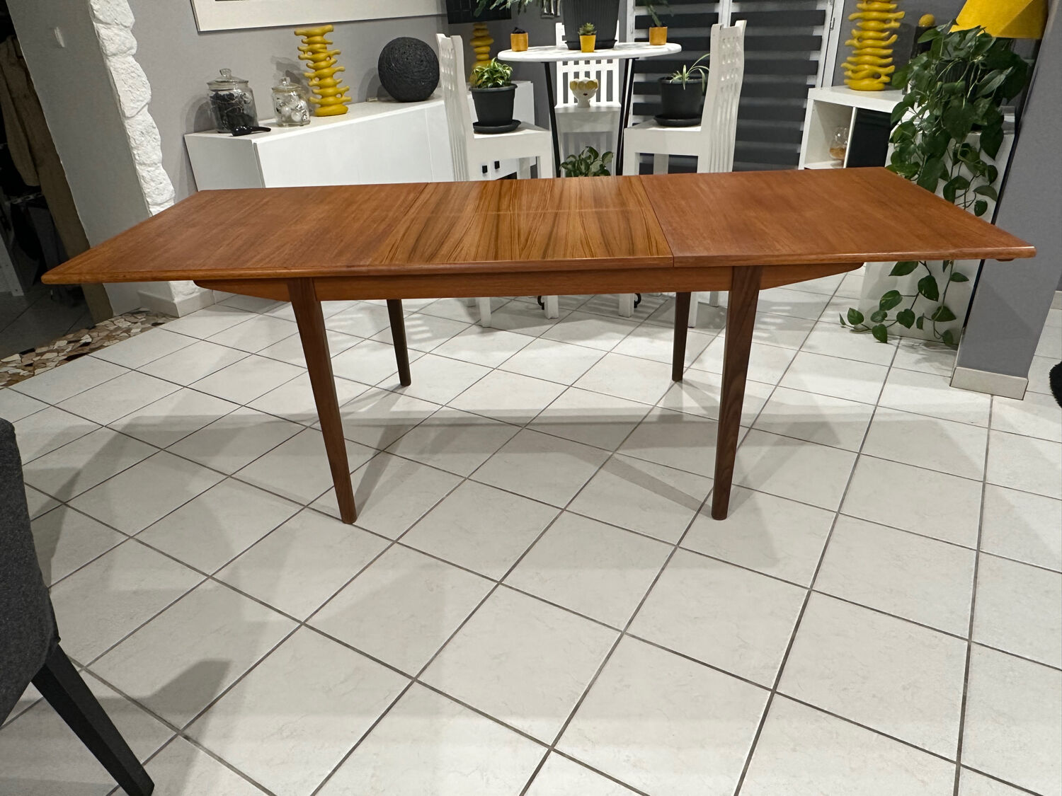 Large extendable Scandinavian table in vintage teak from the 1970s.