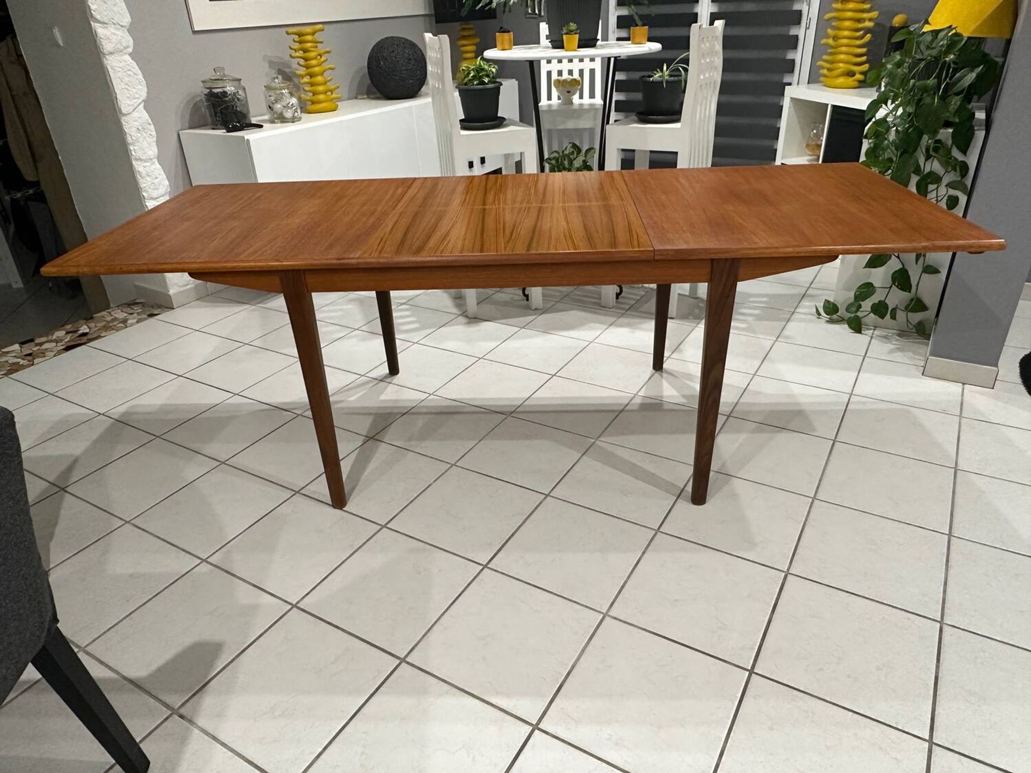 Large extendable Scandinavian table in vintage teak from the 1970s.