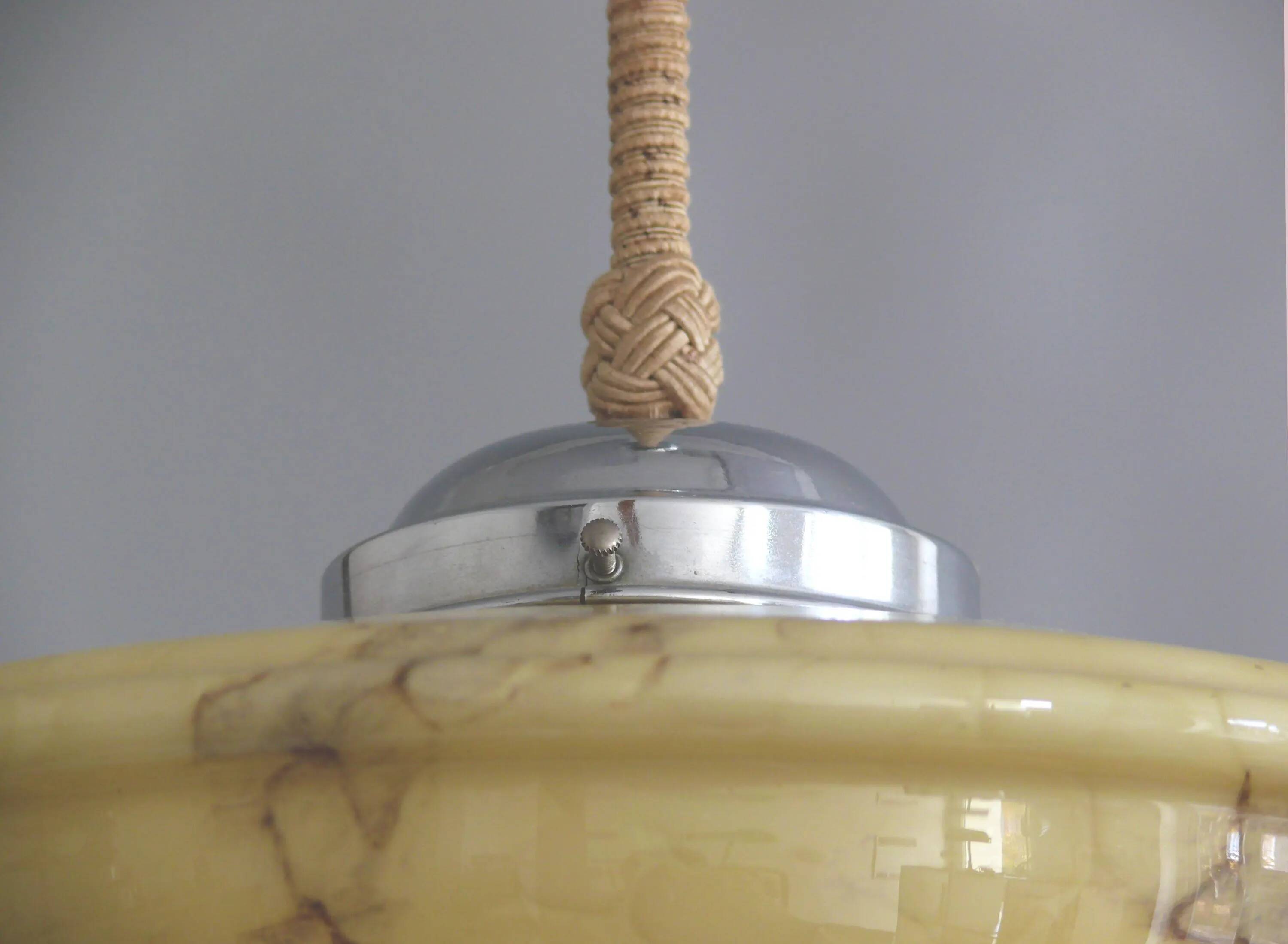 Suspension Art Déco, lampe suspendue avec abat-jour en verre beige et suspension chromée - vers 1930-1940