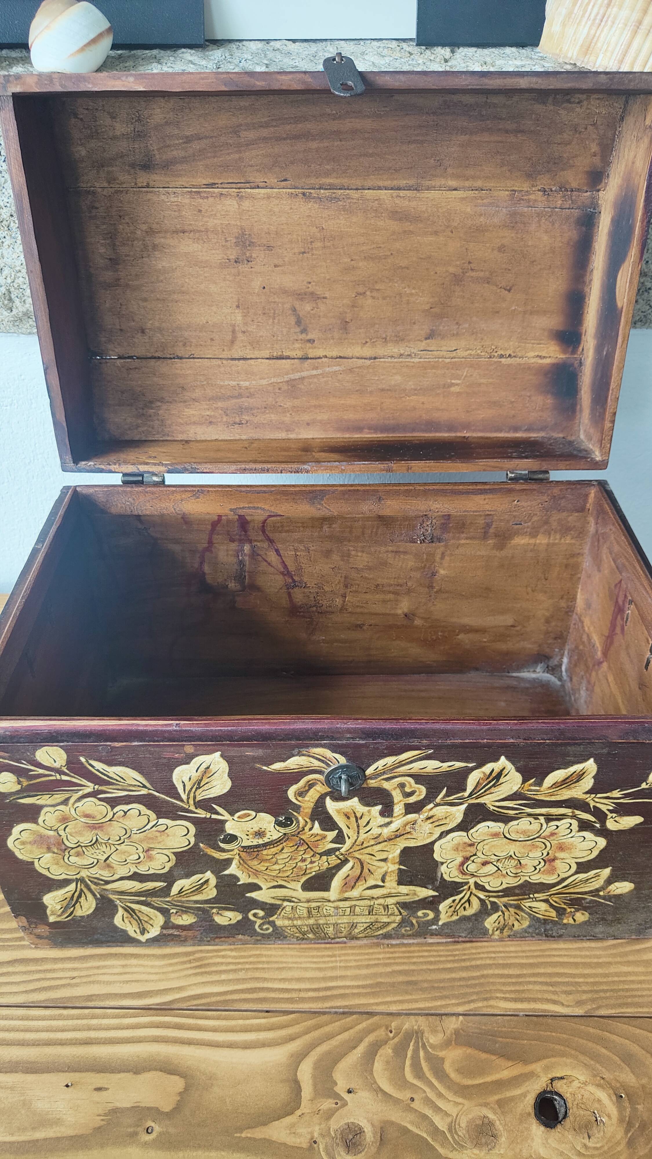 Male Chinese ancient floral and fish patterns.