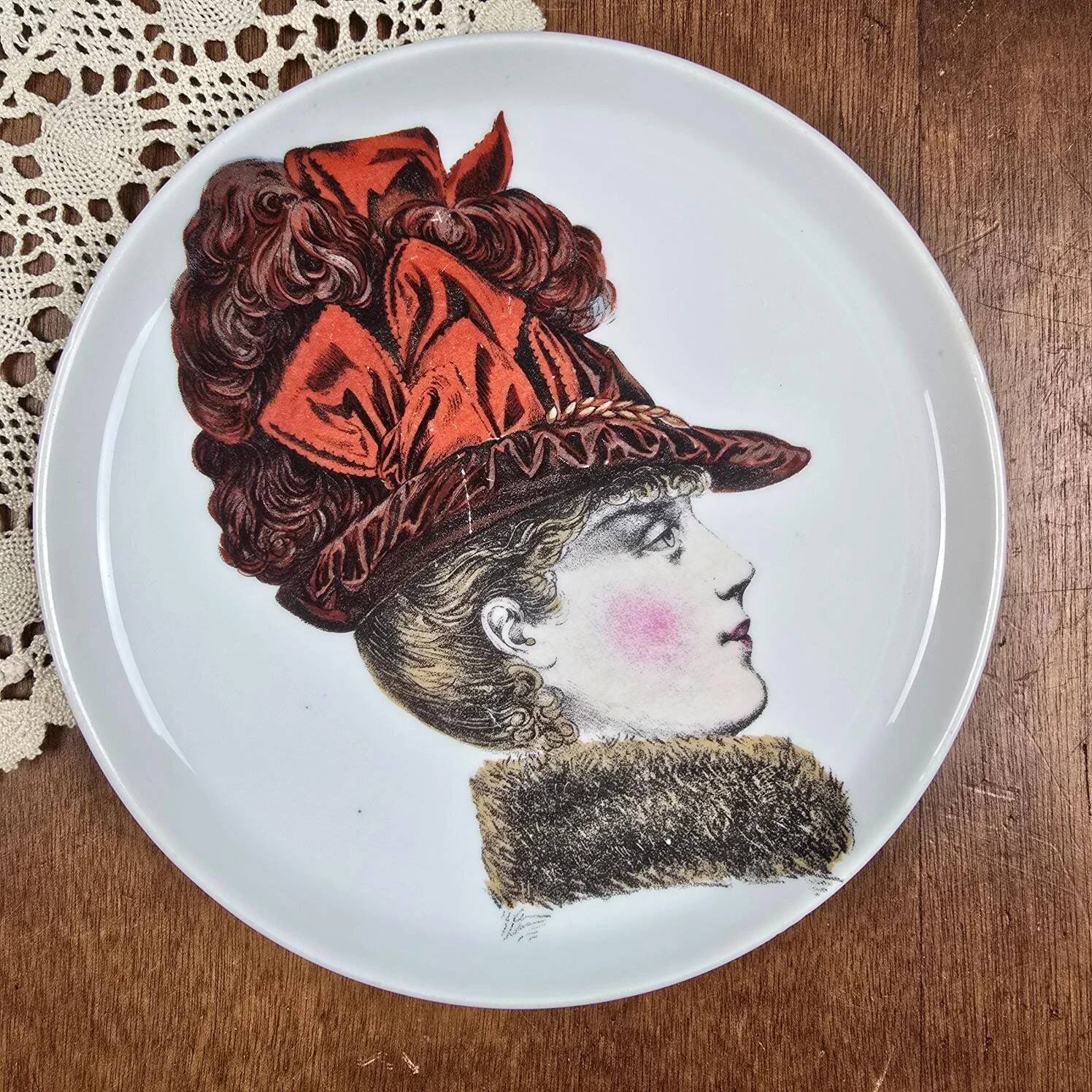Decorative plate Porcelain of Paris – Elegant with a large hat