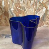 Vase Savoy bleu cobalt par Alvar Aalto , numéroté et signé 1989