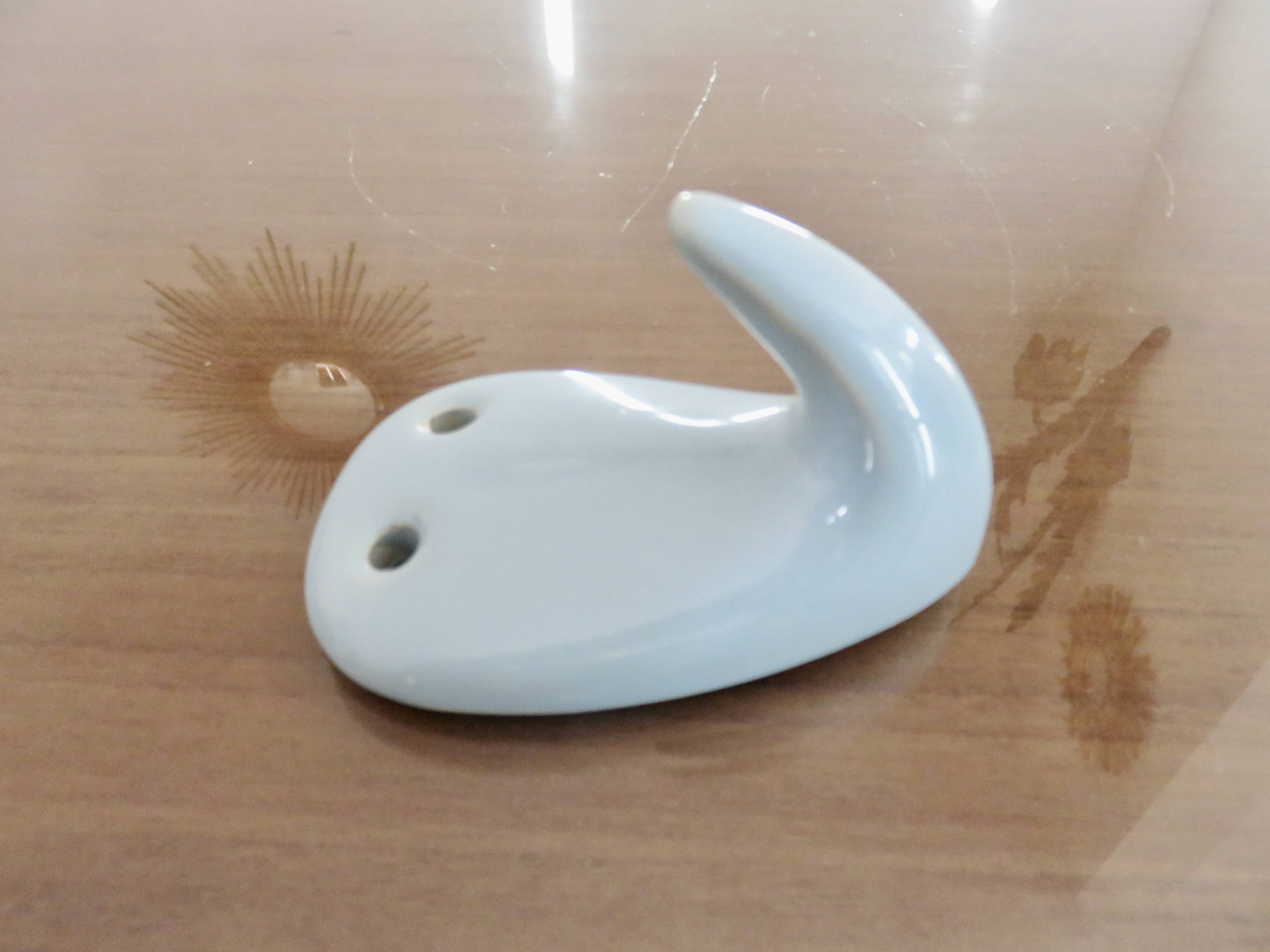 Patère art déco en porcelaine bleu pâle années 30 40