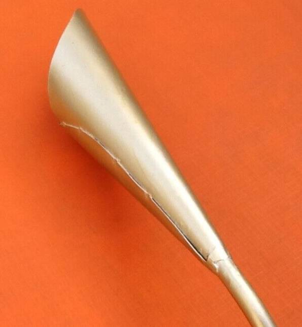 Cornet sculpture (large model) Twisted foot Gold-colored metal