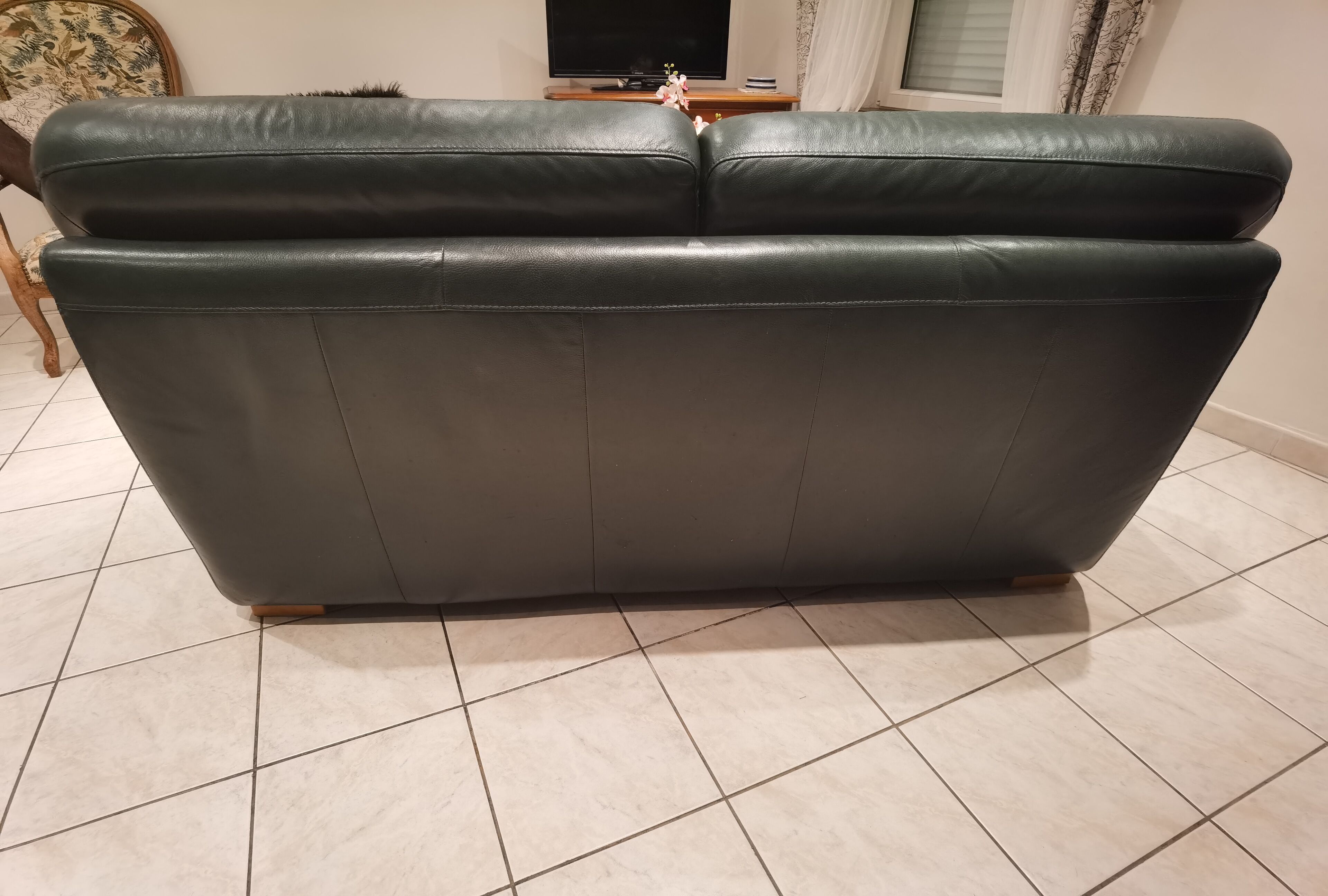Dark green leather sofa 2-3 seats