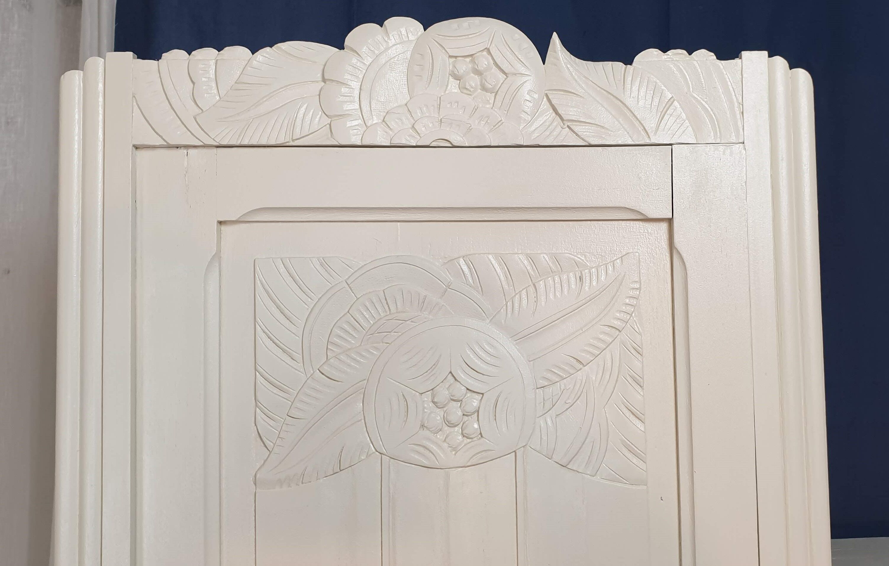 Asymmetrical cabinet