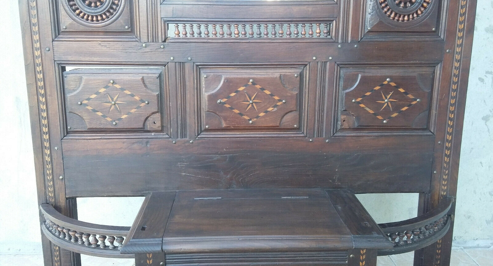 Breton entrance cabinet holder