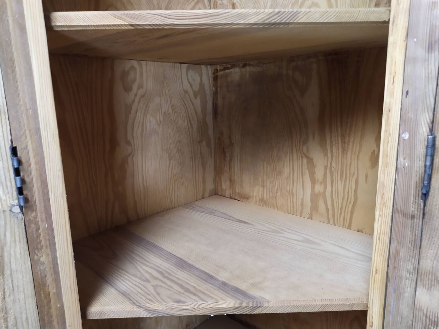 Bistro corner bookcase